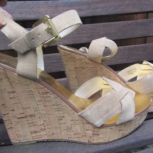 MICHAEL KORS BEIGE SUEDE PLATFORM SANDALS 9.5 NWOT